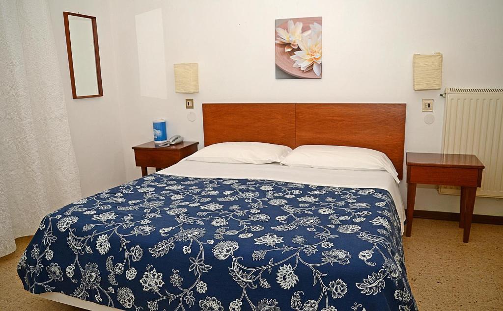 Hotel Kinda カスティリオーネ・デッラ・ペスカーイア 部屋 写真